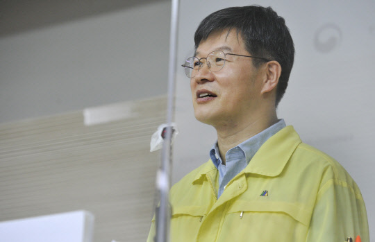 이기일 중앙재난안전대책본부 제1통제관(보건복지부 보건의료정책실장)이 4일 세종시 정부세종청사에서 열린 코로나19 대응 비대면 정례브리핑에서 발언하고 있다.   [보건복지부 제공]